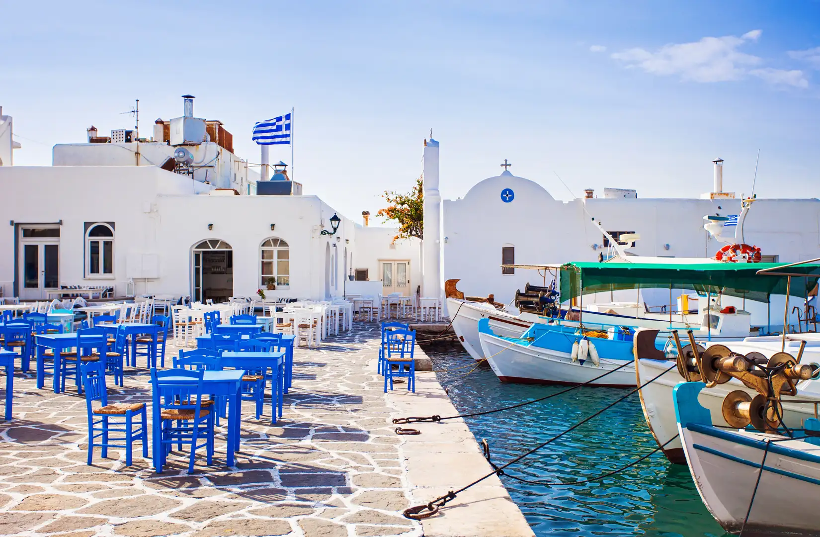 Griechisches Fischerdorf in Paros mit Booten und Restaurants