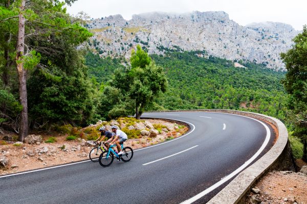 Radfahrer erklimmen den Gipfel des Puig Major auf Mallorca, Spanien.