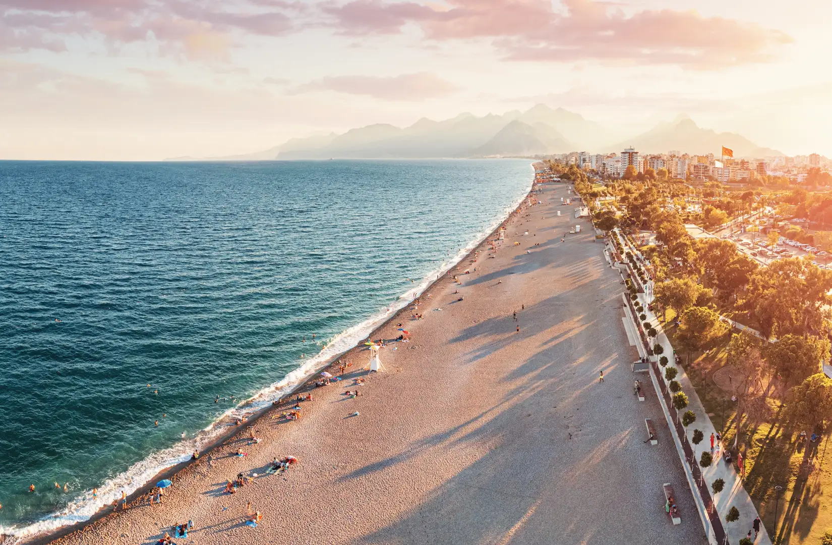 Luftaufnahme des populüren Strandes Konyaalti in Antalya