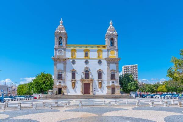 Die Carmo-Kirche in Faro, Portugal, mit der berühmten Capela dos Ossos