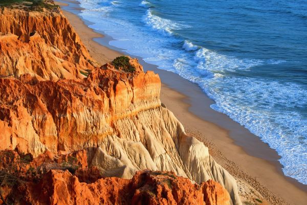 Küstenklippen und der Praia da Falésia Strand im sanften Sonnenuntergangslicht an der Algarve, Portugal