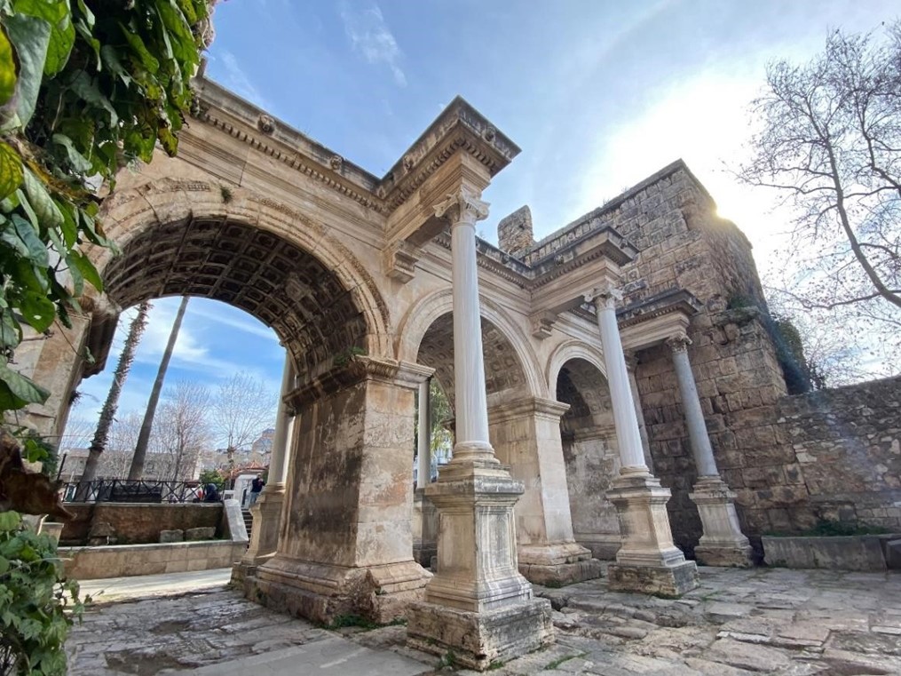 Blick auf die Kolonnade der antiken Architektur in Antalya mit Säulen