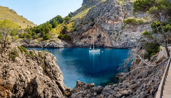 Ruhiger Charme der Bucht von Cala de Sa Calobra mit ruhigen blauen Gewässern