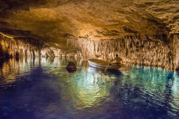 Cuevas del Drach auf Mallorca, Spanien, mit Stalaktiten und Stalagmiten.