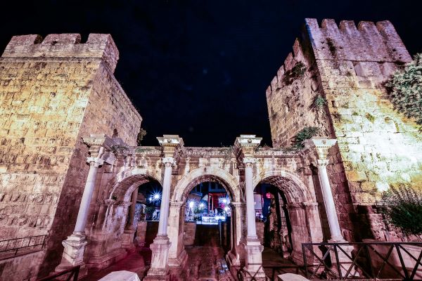 Blick auf die Kolonnade der antiken Architektur in Antalya mit Säulen