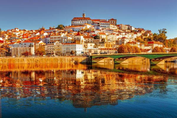 Blick auf Coimbra und die Universität vom linken Ufer des Mondego River 