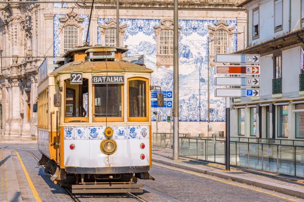 Straßenbahn und Fliesen auf den Gebäuden von Porto, Portugal