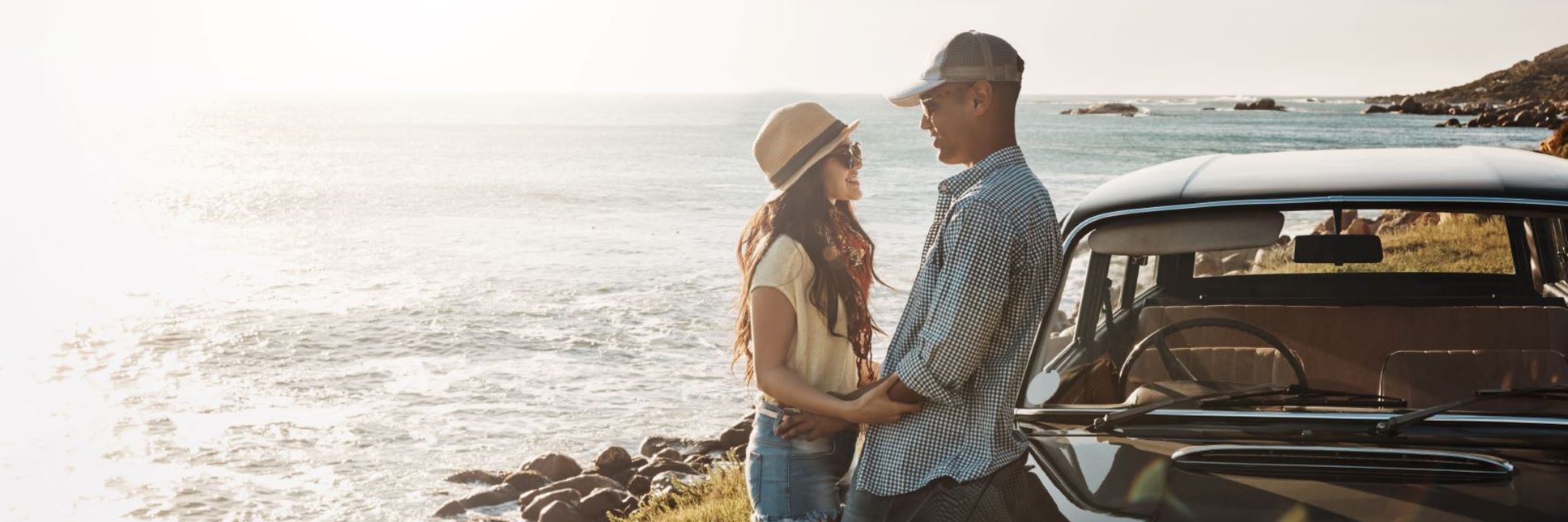 Roadtrip auf dem Meer mit Auto, glücklich und mock-up Raum für Urlaub Abenteuer mit Liebe. 