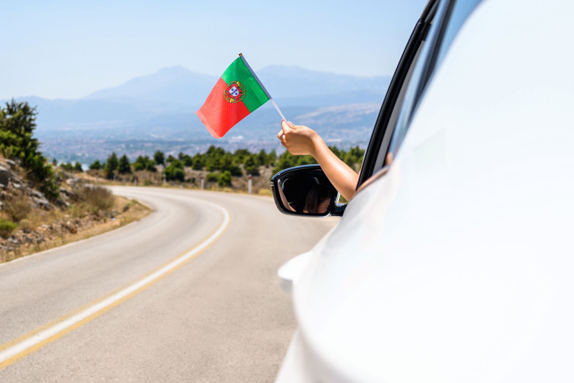  Portugiesische Flagge von dem offenen Autofenster