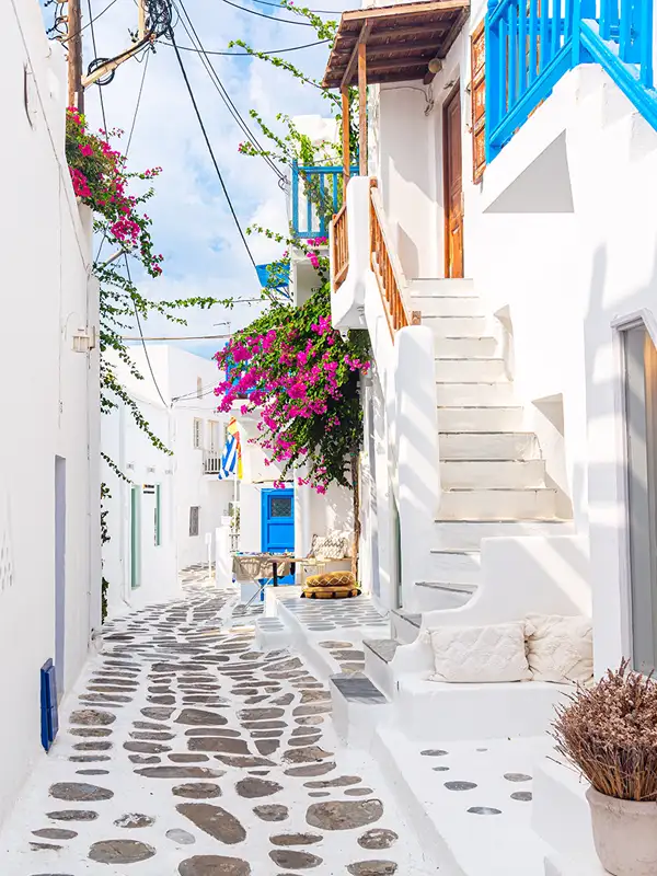 Gasse in blütenweißer Farbe ohne Menschen auf der Insel Santorini an einem schönen Sommertag.