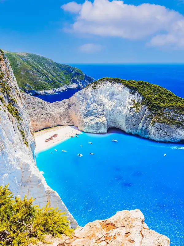 Der berühmte Shipwreck Beach auf Zakynthos an einem schönen Sommertag in der Aufsicht von höher gelegenen Klippen.